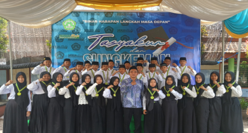 Momen Haru Pelepasan dan Sungkeman Kelas VI MI Miftahul Ulum Tahun Pelajaran 2024/2025