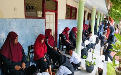 Air Mata Haru Mengiringi Prosesi Sungkeman Pelepasan Kelas VI MI Miftahul Ulum